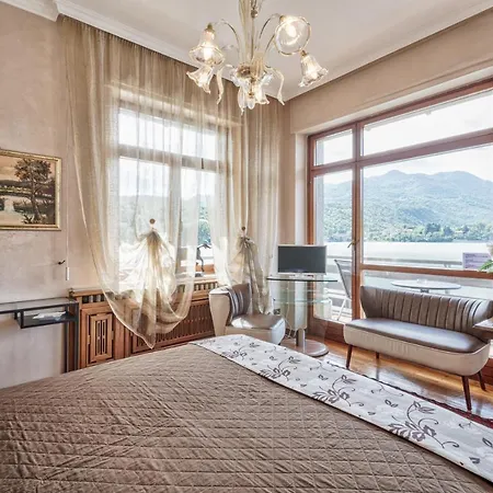 In Riva Al Αβιλιάνα